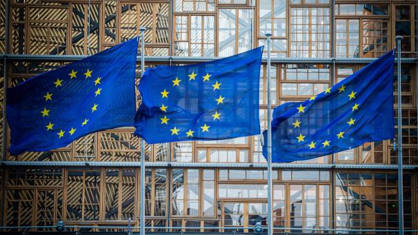 <p>Flaggen der Europäischen Union wehen im Wind vor dem Europa-Gebäude.</p>