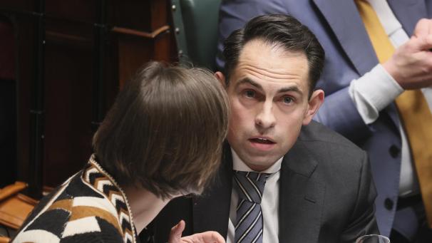 <p>Klares Nein vom rechtsradikalen Vlaams Belang: Der Parteivorsitzende Tom Van Grieken (hier in der Kammer) hält nichts von einem garantierten Sitz für die Deutschsprachigen im föderalen Parlament.</p>