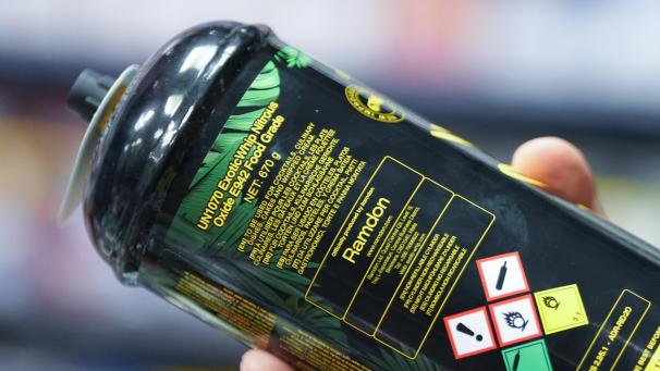 <p>Die illegale Nutzung von Distickstoffmonoxid als Partydroge nimmt zu. Zurück bleiben nicht nur gesundheitliche Risiken, sondern auch leere Kartuschen, die bei unsachgemäßer Entsorgung in Müllverbrennungsanlagen explodieren können.</p>