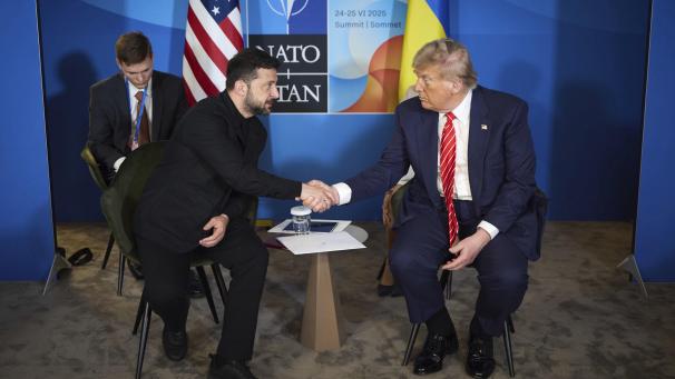 <p>US-Präsident Donald Trump (r) schüttelt die Hand des ukrainischen Präsidenten Wolodymyr Selenskyj während ihres Treffens am Rande des NATO-Gipfels.</p>
