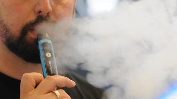 <p>Vaping-Shops wehren sich gegen neue Einschränkungen – sie sehen die Branche durch ein geplantes Aromaverbot in Gefahr.</p>