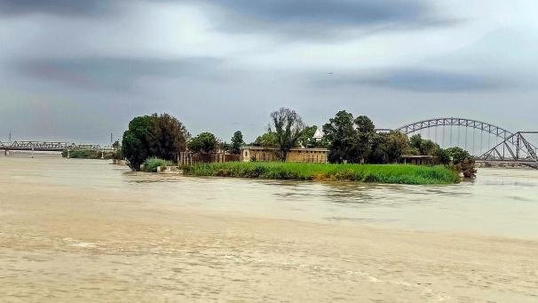 <p>Dunkle Wolken hängen in der Provinz Sindh über der Stadt - der Indus ist durch den Monsunregen weit über die Ufer getreten.</p>