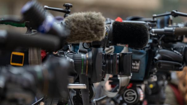<p>Der Medienrat kritisiert ein Interview mit MR-Chef Georges-Louis Bouchez – Journalistin hätte einordnen und Distanz wahren müssen.</p>