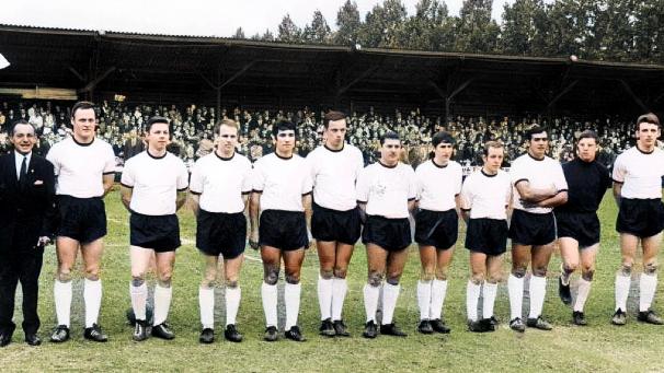 <p>1968: Die Eupener Mannschaft beim entscheidenden Spiel in Waremme.</p>
