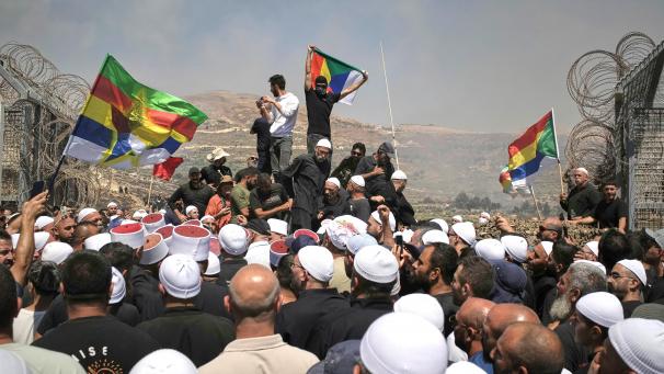 <p>Drusen aus Syrien und Israel protestieren an der israelisch-syrischen Grenze.</p>