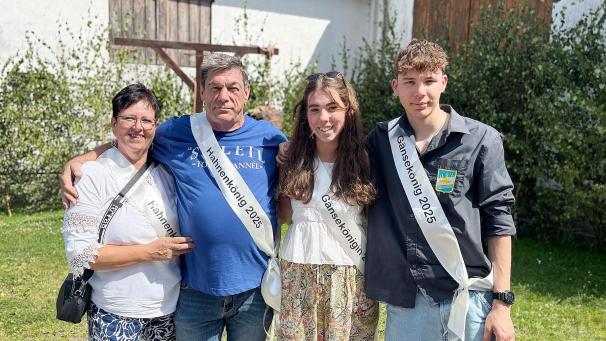 <p>Sebastian Thelen (v.r.n.l) krönte sich mit Justine Backes zum diesjährigen Gänsekönig. Dieter und Birgit Brantz dürfen sich Hahnenkönigspaar 2025 nennen.</p>