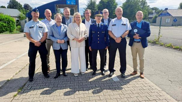 <p>Gruppenbild mit Ministerin: Vanessa Matz (Mitte) besichtigte mit den Verantwortlichen der Polizeidienste und des Polizeirates auch das Gelände, auf dem der Neubau entstehen soll.</p>