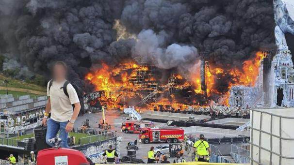 <p>Die Hauptbühne des Tomorrowland-Festivals steht nahezu komplett in Flammen.</p>