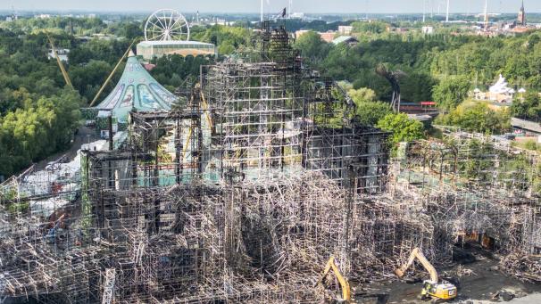 <p>Diese Drohnenaufnahme zeigt das Festivalgelände nach dem Brand vom Vortag beim Elektrofestival Tomorrowland.</p>