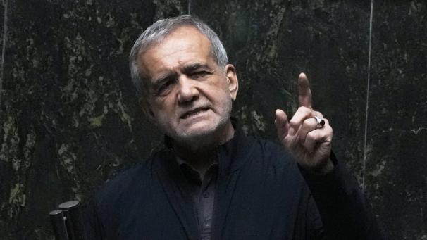 <p>Der iranische Präsident Massud Peseschkian spricht in einer öffentlichen Sitzung des Parlaments.</p>
