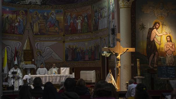 <p>Palästinensische Christen beten im Jahr 2022 am Heiligabend in der katholischen Kirche der Heiligen Familie.</p>