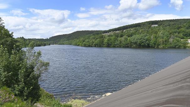 <p>Am Kronenburger See galt wegen notwendiger Sanierungsmaßnahmen an der Talsperrentechnik drei Sommer lang ein Badeverbot.</p>