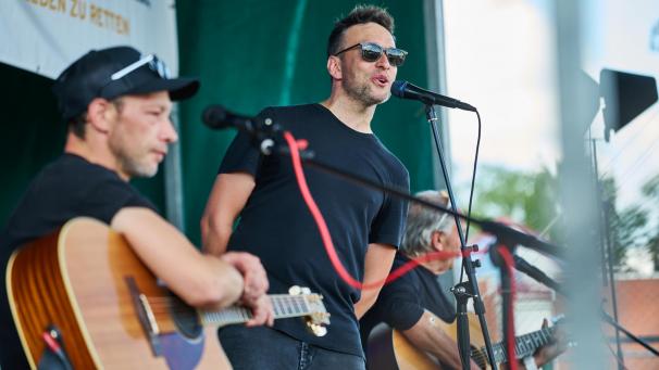 <p>Yves Hagelstein (Mitte) singt und spielt Ukulele, sein Bruder Simon Gitarre und ihr Vater Jacky eine zwölfsaitige Gitarre.</p>