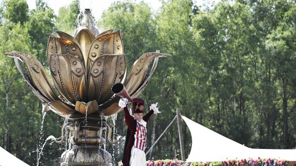 <p>Getreu dem Motto „The Show must go on“ fand am Donnerstag wieder reges Treiben auf dem Festival-Gelände statt. Bei den Besuchern war die Laune laut Bildern ungetrübt.</p>