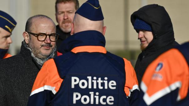 <p>Innenminister Quintin im Gespräch mit Polizisten.</p>