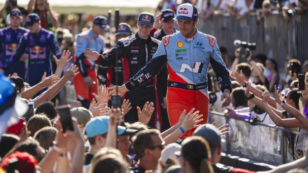 <p>Weltmeister Thierry Neuville genießt das Bad in der Menge.</p>