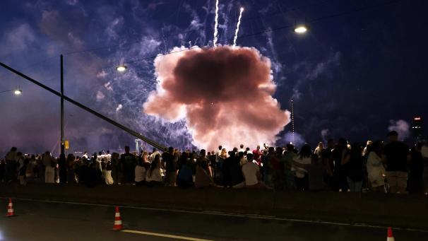 <p>Ein Feuerwerkskörper explodiert in zu niedriger Höhe über Zuschauen beim Abschlussfeuerwerk der Rheinkirmes. Es gab mehrere Verletzte.</p>