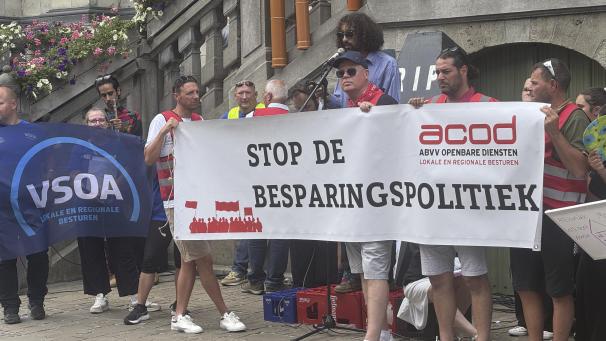 <p>„Rund 1.000 Menschen protestierten am Freitag in Gent gegen die Sparpläne des Stadtrats – darunter viele städtische Angestellte und Kulturschaffende.</p>
