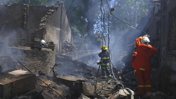 <p>Odessa: Feuerwehrleute arbeiten daran, ein Feuer nach einem russischen Angriff zu löschen.</p>