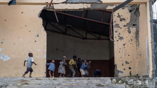 <p>Kinder spielen in einem im Konflikt beschädigten Haus in Sake, einer Kleinstadt 27 Kilometer von Goma, der Hauptstadt der Provinz Nord-Kivu in der Demokratischen Republik Kongo (DRK), entfernt.</p>