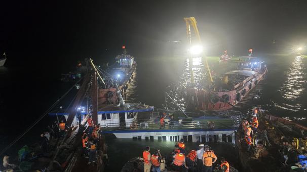 <p>Rettungskräfte arbeiten an der Stelle, an der ein Kreuzfahrtschiff in der Ha Long-Bucht in der nordvietnamesischen Provinz Quang Ninh gekentert ist.</p>