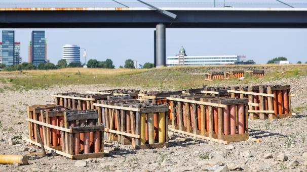 <p>Die Abschussvorrichtungen für das Feuerwerk stehen und liegen auf den Rheinwiesen. Beim Abschlussfeuerwerk auf der der Rheinkirmes wurden mehrere Menschen durch Feuerwerkskörper verletzt.</p>