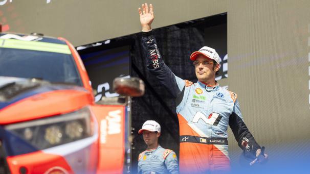 <p>Thierry Neuville nach dem Ende der Rallye Estland</p>
