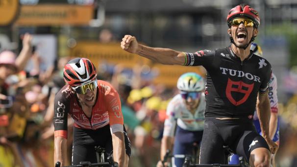 <p>Der Franzose Julian Alaphilippe (r.) jubelt beim Überqueren der Ziellinie mit dem Spanier Carlos Rodriguez (l).</p>