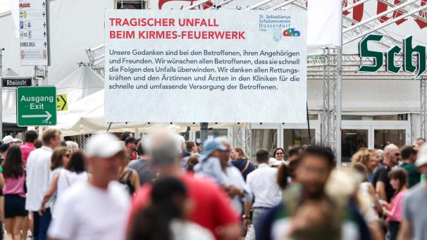 <p>Auf einer großen LED-Tafel auf der Rheinkirmes in Düsseldorf drücken die Schützen ihr Mitgefühl für die Verletzten des Feuerwehr-Unglücks aus und bedanken sich bei den Rettungskräften und Ärzten.</p>