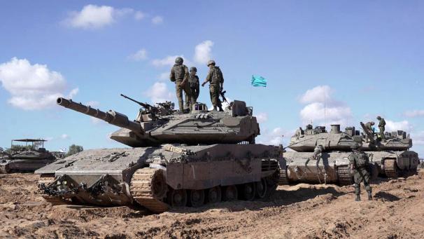 <p>Dieses von der israelischen Armee am 10. Mai 2024 veröffentlichte Bild zeigt israelische Soldaten, die auf einem Kampfpanzer der Givati-Brigade stehen.</p>