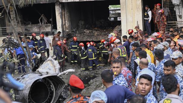 <p>Bangladesch, Dhaka: Feuerwehrleute suchen nach den Überlebenden eines Trainingsflugzeugs der Bangladesh Air Force, das kurz nach dem Start auf ein Schulgelände gestürzt ist.</p>