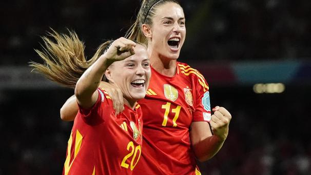 <p>Die Spanierin Claudia Pina (links) feiert mit Alexia Putellas den zweiten Treffer ihrer Mannschaft.</p>
