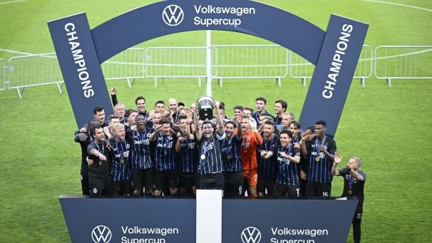 <p>Jubel mit der Trophäe: Die Spieler von Club Brügge feiern ihren Supercup-Sieg gegen Union Saint-Gilloise. Am Sonntag nahmen sie erfolgreich Revanche für die Niederlage im Vorjahr.</p>