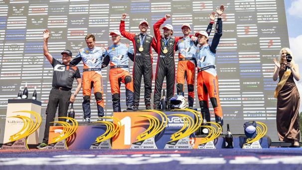 <p>Das Siegerpodium der Estland-Rallye, mit Thierry Neuville-Martijn Wydaeghe (rechts) auf dem dritten Rang.</p>