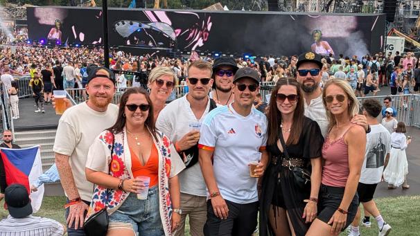 <p>Die buntgemischte Freundesgruppe hat das Festival in vollen Zügen genossen. Vorne: Sandra Bill, Jeremy Bodarwé, Dennis Klubert, Anaïs Cornet, Jasmin Schockweiler. Hinten: Viktor Repp, Michelle Derichs, Bastien Vielvoye und Raphael Bodarwé (v.l.n.r.).</p>