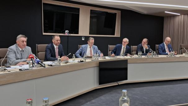 <p>Pressekonferenz im Sitzungssaal des Ministerrats: Regierungschef De Wever (3.v.l.) und seine Vizepremiers Jambon, Prévot, Vandenbroucke, Clarinval und Van Peteghem (v.l.n.r.)</p>
