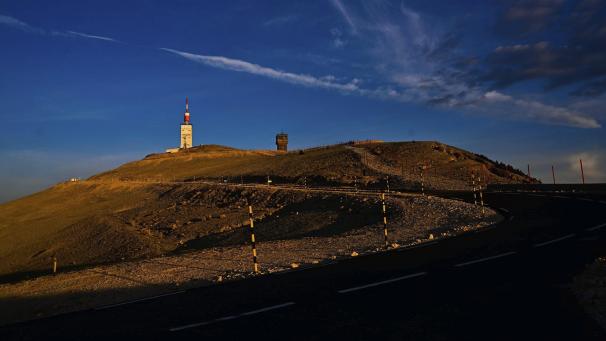 <p>Der Mont Ventoux erwacht – still, bevor er die Fahrer zerbricht.</p>