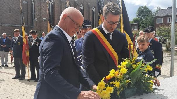<p>Bürgermeister Daniel Hilligsmann und DG-Abgeordneter Marcel Henn bei der Kranzniederlegung</p>