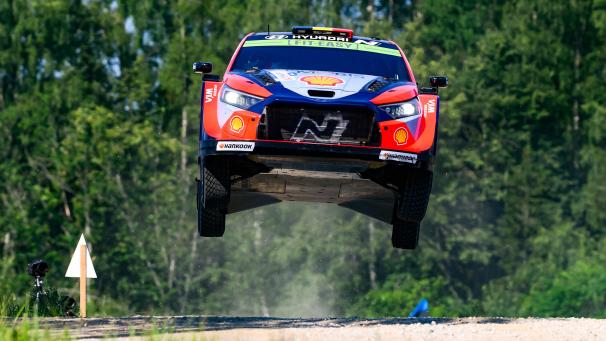 <p>Die Mannschaft Neuville-Wydaeghe (Hyundai) bei der Estland-Rallye</p>