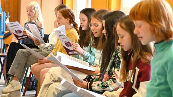 <p>Die Kinder und Jugendlichen sind bei der Singwoche hochmotiviert am Werk, sodass sich niveauliche Unterschiede ganz natürlich ausgleichen.</p>