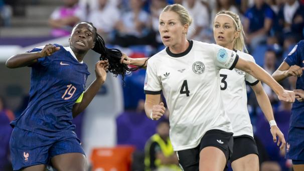 <p>Kathy Hendrich (rechts) wird wegen ihres Haareziehens nur für das Halbfinale gegen Spanien gesperrt.</p>