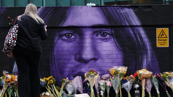 <p>Nach dem Tod von Black-Sabbath-Frontmann Ozzy Osbourne, der im Alter von 76 Jahren gestorben ist, werden an der Sabbath-Mauer in der Navigation Street in Birmingham Blumen niedergelegt.</p>