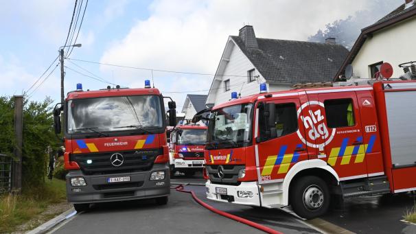 <p>Das Feuer brach auf einem landwirtschaftlichen Anwesen aus. Es wurde durch einen brennenden Traktor ausgelöst.</p>