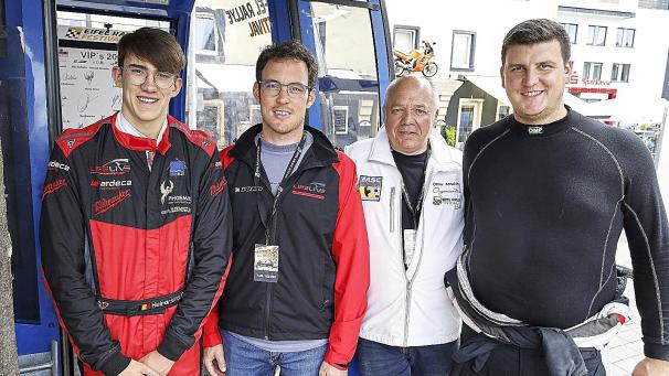 <p>Zu Gast bei Ottmar Anschütz (2.v.r.), dem Organisationsleiter des Eifel Rallye Festivals, sind Tom Heindrichs, Thierry Neuville und Yannick Neuville (v.l.).</p>