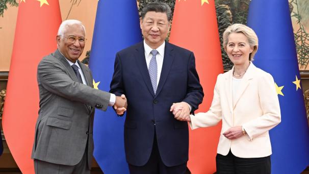 <p>Xi Jinping (Mitte) trifft sichin der Großen Halle des Volkes mit Antonio Costa (links) und Ursula von der Leyen, die sich anlässlich des 25. China-EU-Gipfels in China aufhalten.</p>