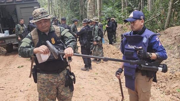 <p>Auf diesem von der Königlich Thailändischen Armee veröffentlichten Foto inspizieren thailändische Soldaten ein Grenzgebiet in der Provinz Ubon Ratchathani, wo nach Angaben der Königlich Thailändischen Armee zwei Antipersonenminen gefunden wurden.</p>