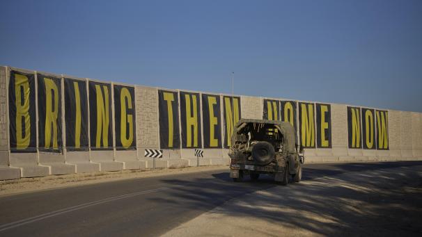 <p>Ein Fahrzeug der israelischen Armee fährt in der Nähe der Grenze zwischen Israel und Gaza mit einem Transparent mit der Aufschrift „Bringt sie jetzt nach Hause“.</p>
