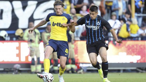 <p>Aske Sampers (l.) und Nicolo Tresoldi kämpfen um den Ball während des Spiels zwischen Union Saint-Gilloise und Club Brugge.</p>