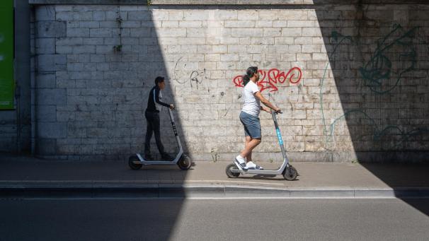 <p>Verkehrsexperten fordern EU-Normen und Polizei-Kontrollen bei E-Scootern.</p>