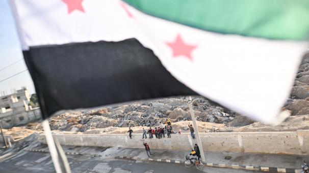 <p>Die Fahne der syrischen Revolution weht auf einer Jungenschule im Stadtteil Zebdin während eines Besuchs der Entwicklungsministerin in Syrien.</p>